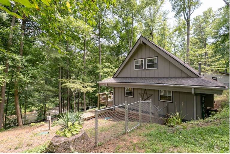 Riverbend Retreat Dog-Friendly Riverside Asheville Getaway Close to Downtown — photo 5