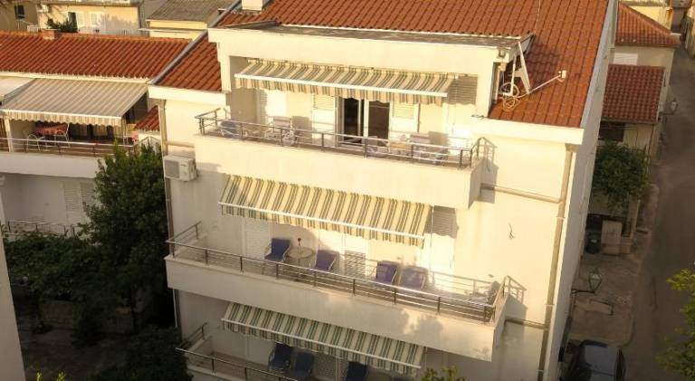 Apartment with patio & garden | Beach nearby | Suitable for remote work | Pets allowed in Brela