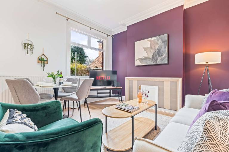 Beautiful Large Home in Cradley Heath Sleeps 8
