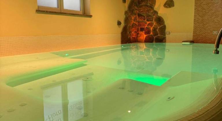 Rental apartment with pool, jacuzzi & yard — photo 4