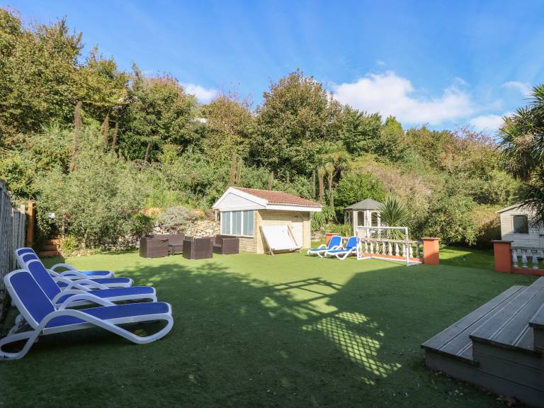Cottage with yard & sauna | Beach view — photo 2