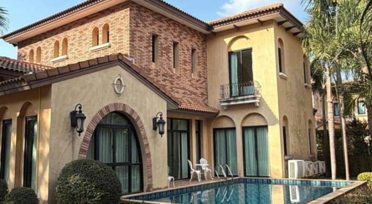Villa with pool & yard in Sattahip