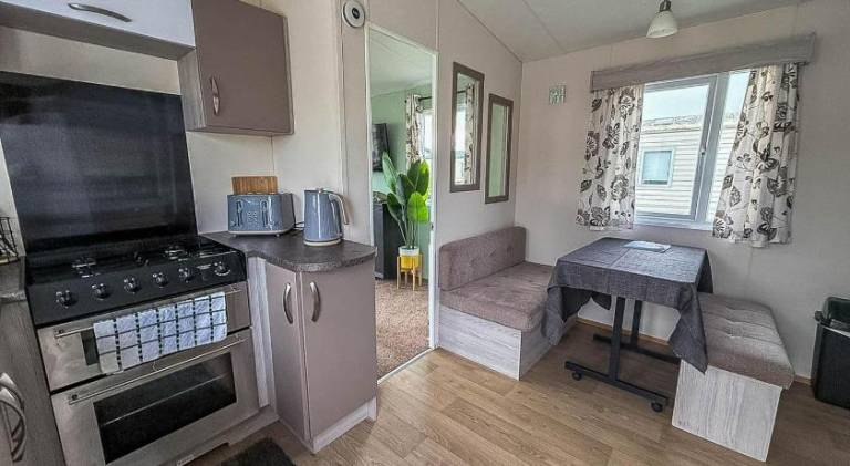 Homely 6 Berth Caravan In Essex At St Osyth Beach Holiday Park Ref 28025Td — photo 4