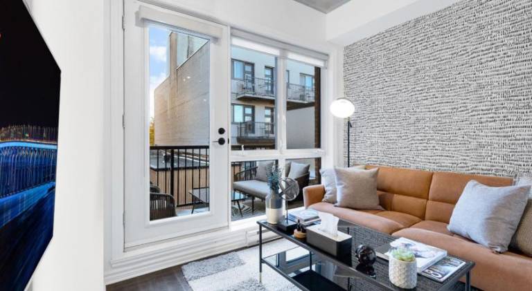 Pristine Parc Avenue Pad With Parking in Montréal, QC