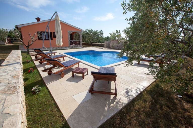Villa with terrace, fast internet & grill — photo 3