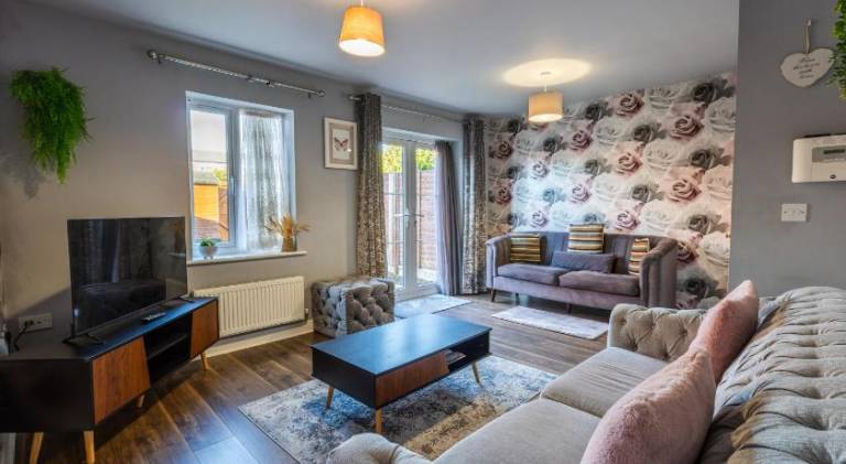 Trowbridge House Long Stays Free Parking and Wifi in Swindon
