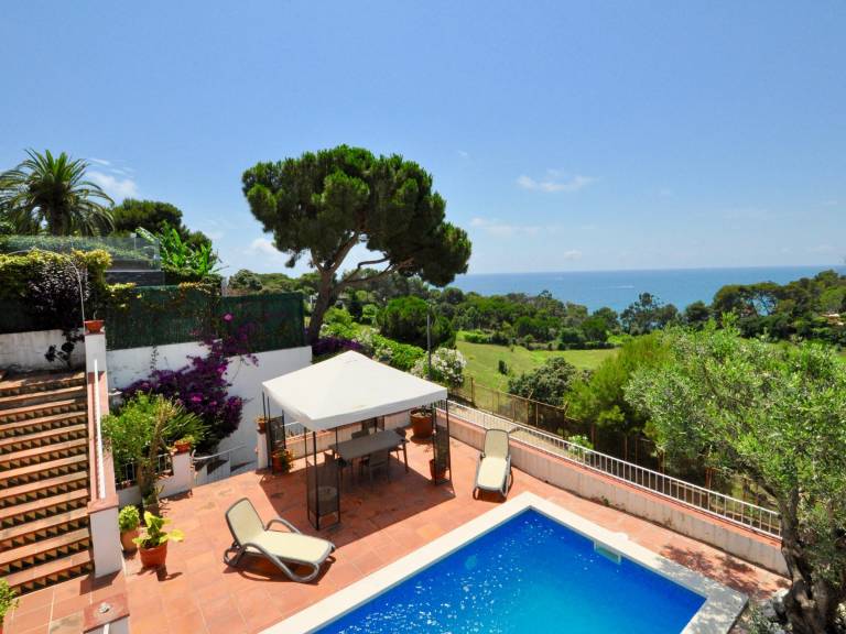 House with barbecue, private pool & garden in Lloret de Mar
