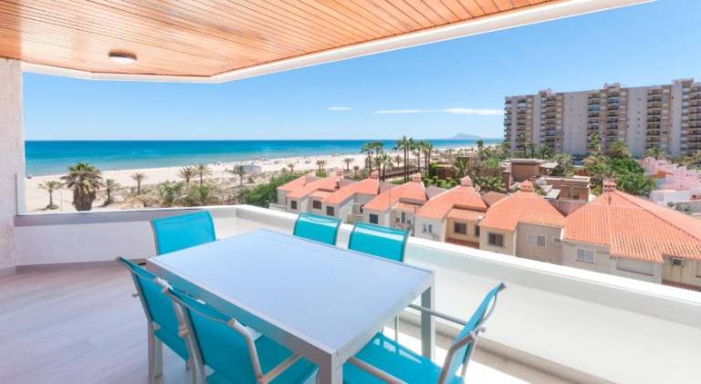 Holiday apartment with patio, garden & pool in Gandia