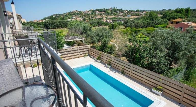Spacious villa with yard, private pool & hot tub | Pet-friendly — photo 4