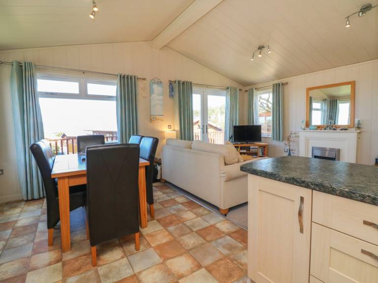 Cottage with patio & garden | Beach view — photo 4