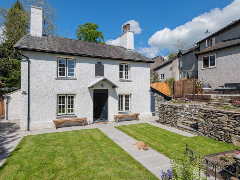 Charming cottage with yard | Pets are welcome in Windermere