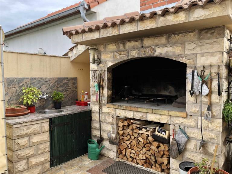 Holiday apartment with terrace, garden & barbecue in Zadar