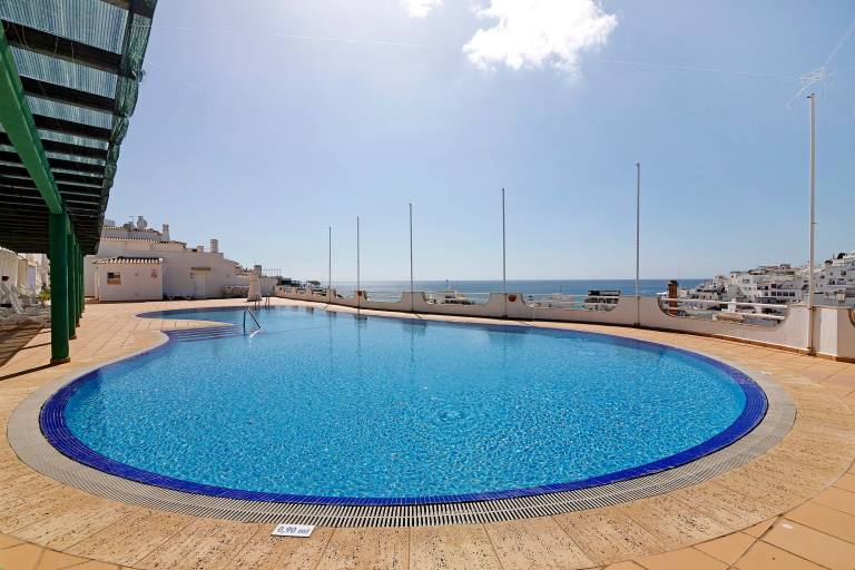 Holiday apartment with patio & pool — photo 4