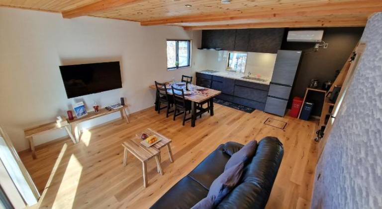 Fully equipped chalet with patio, grill & yard | Suitable for remote work | Pet-friendly — photo 2