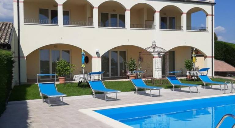 Charming apartment with yard, pool & patio | Dogs allowed in Affi