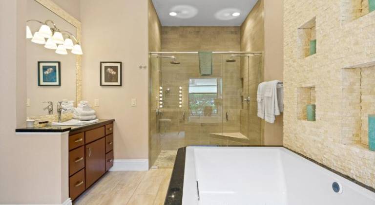 Villa with pool, hot tub & grill | Perfect for remote work — photo 2