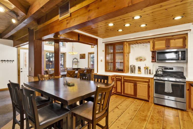 Summit Hideaway Fantastic Mountain getaway with private hot tub, free Wi-Fi, full kitchen, & more — photo 5