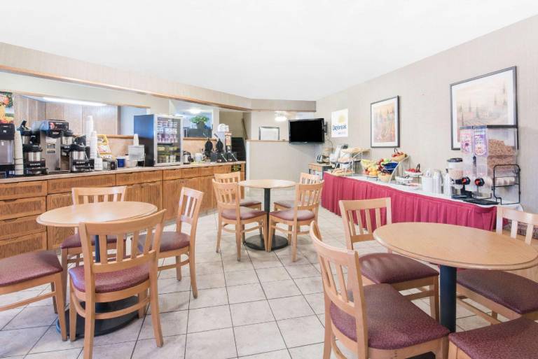 Days Inn & Suites by Wyndham Fargo 19th Ave/Airport Dome — photo 4