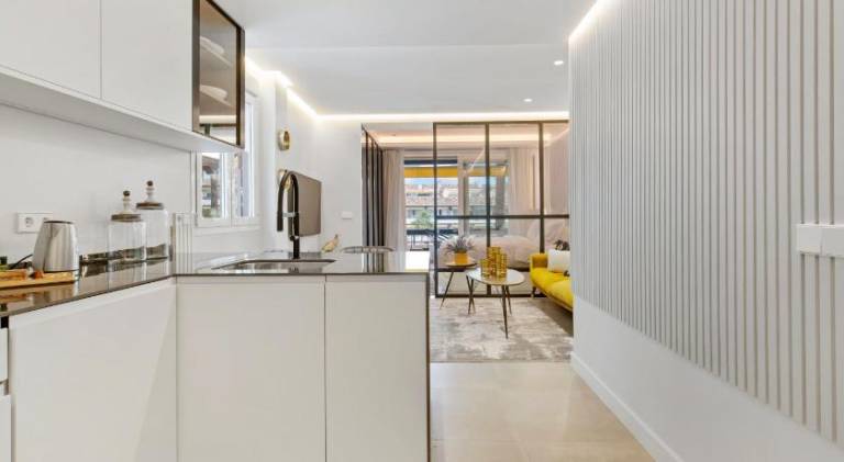 Golden Mile Lux Sea View Suite with Balcony — photo 4
