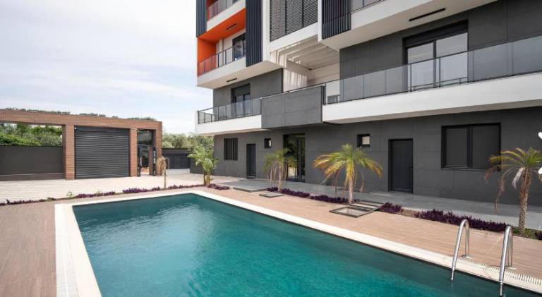 Apartment with pool — photo 2