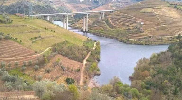Vacation home with barbeque, patio & hot tub in Viseu