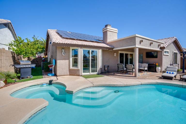 Lakefront Glendale Home w Pool Boat & Fishing