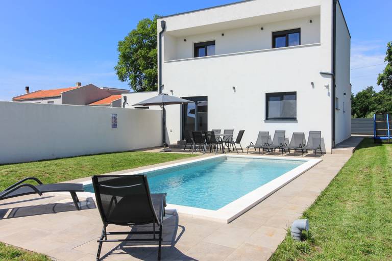 Fully equipped villa with pool, patio & BBQ | Pets allowed — photo 4
