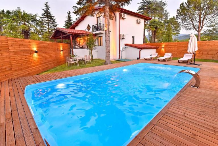 Villa with pool, barbecue & garden | Water view | Suitable for remote work in Sapanca