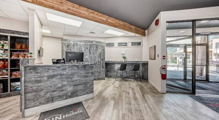 Invermere Inn & Suites — photo 4
