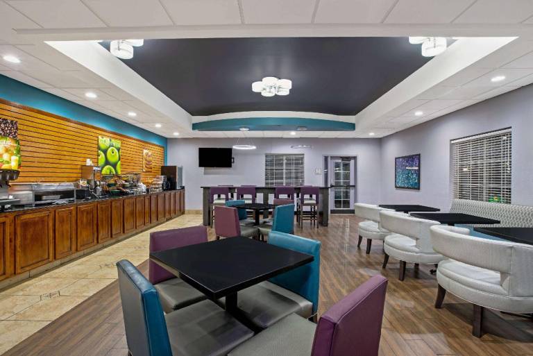 La Quinta Inn & Suites by Wyndham Tulsa Airpt / Expo Square — photo 4