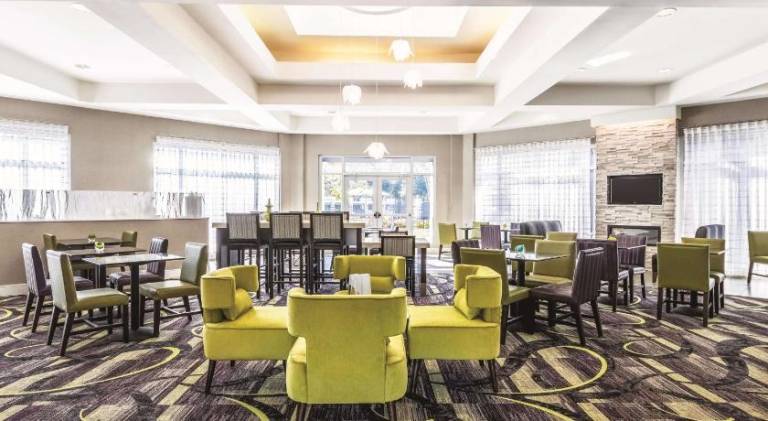 La Quinta Inn & Suites by Wyndham Alexandria Airport — photo 3