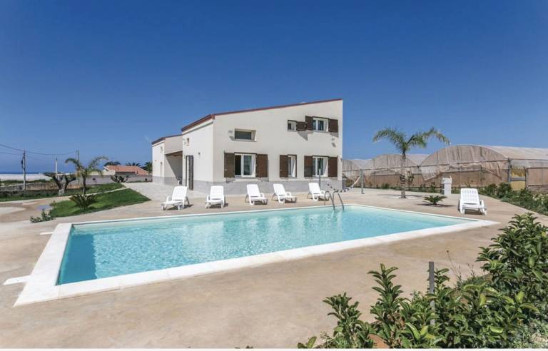 Fully equipped big villa with private pool, yard & patio | Panoramic view | Pet-friendly in Ragusa
