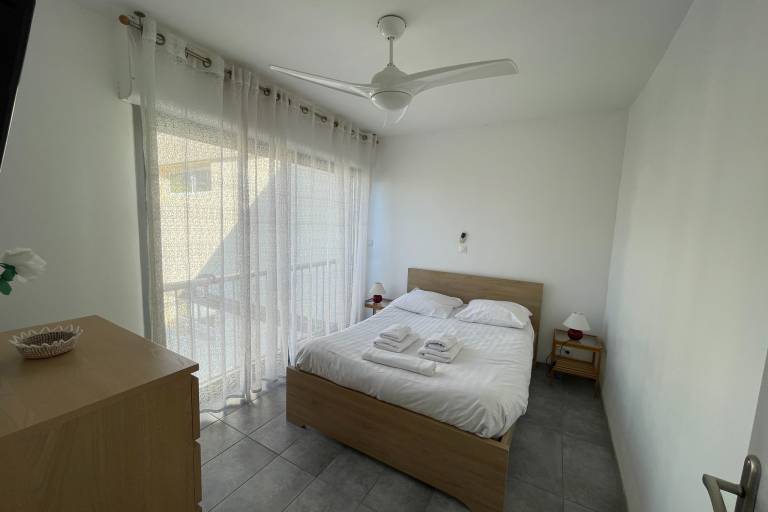 Apartment with yard — photo 4