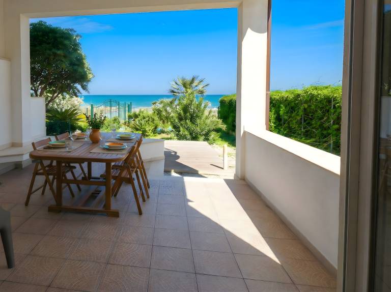 Fully equipped villa with yard, grill & patio | Beach nearby | Pet-friendly — photo 4