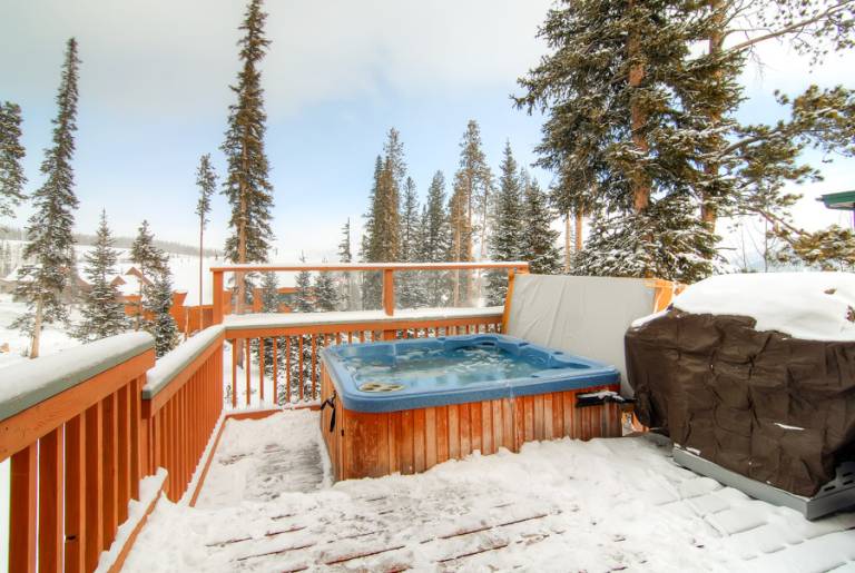 Cozy Mountain Getaway with Hot Tub, Spacious Deck & All-Season Fun Awaits! — photo 3
