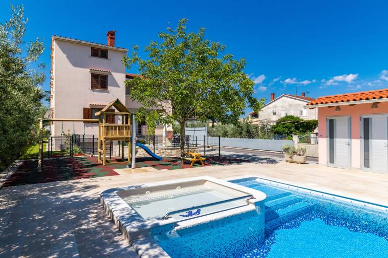 Rental apartment with terrace, private pool & barbecue | Pool view — photo 5
