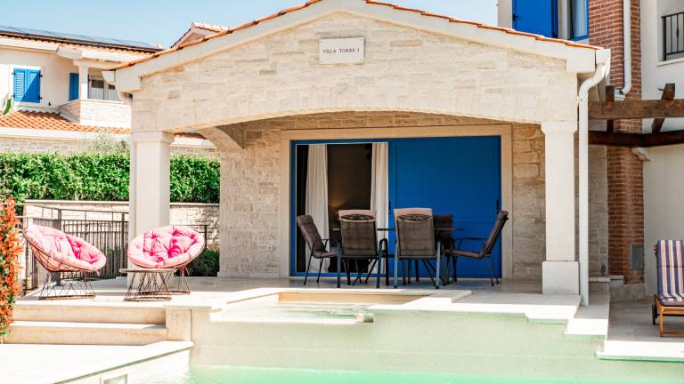 Villa with barbeque, yard & patio — photo 4