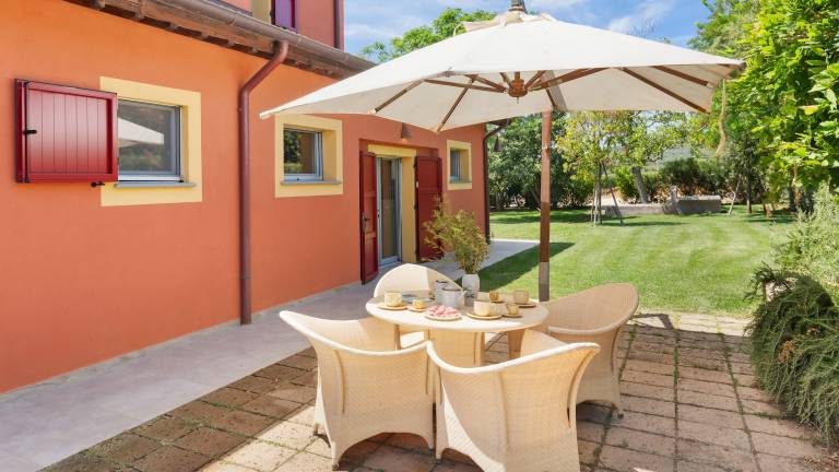 Villa with barbeque, private pool & yard | Garden view — photo 3