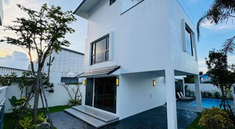 Villa with pool — photo 4