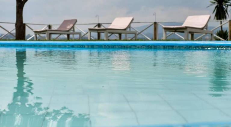 Serviced apartment with terrace, pool & yard | Perfect for remote work | Pets allowed in Bwishyura
