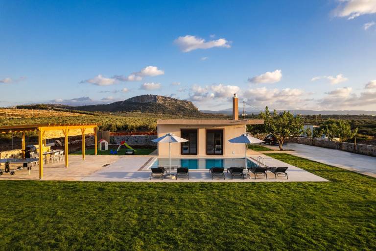 Villa with barbeque, yard & pool — photo 2