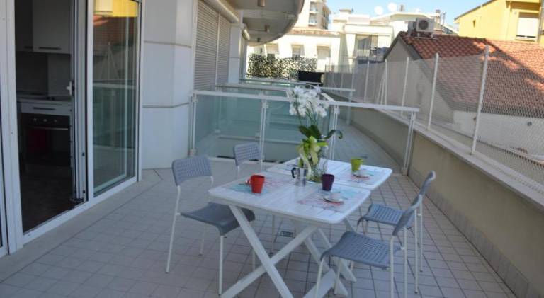 Rental apartment with patio — photo 5