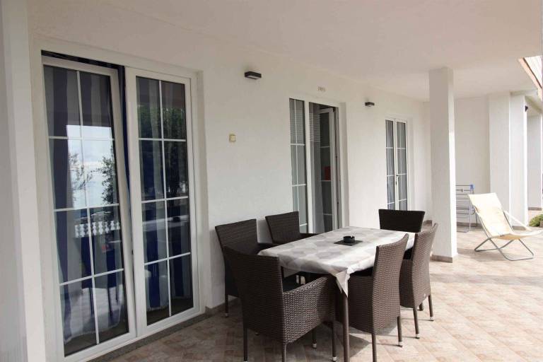 Holiday apartment with terrace and barbecue right on the coast — photo 2