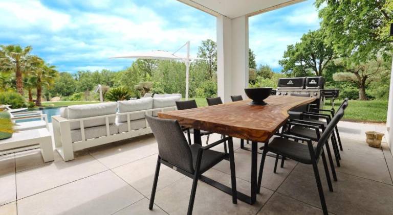 Villa with pool — photo 5