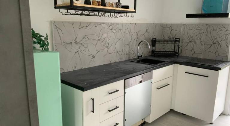 Serviced apartment with yard & patio — photo 3