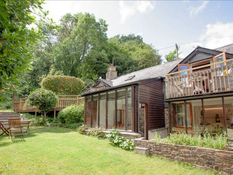 Family-friendly cottage with jacuzzi, garden & grill | Pet-friendly in Paignton