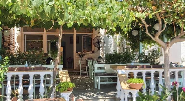 Holiday apartment with patio & garden — photo 4