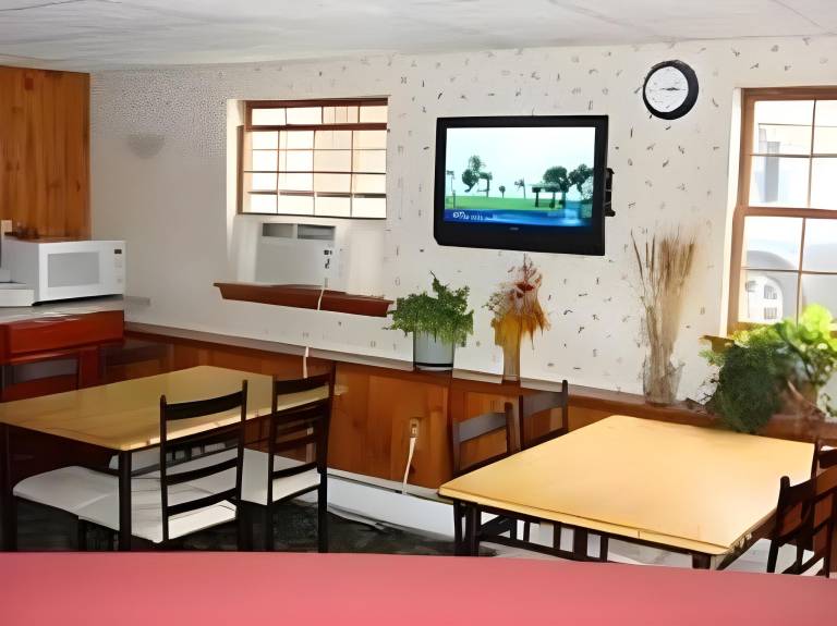 Budget Host Airport Inn — photo 3