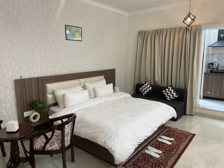 Tranquil Nest in Gurgaon with balcony