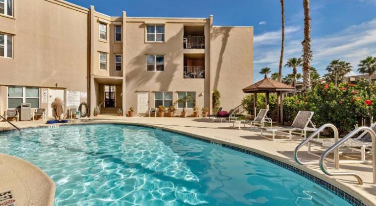 Apartment with jacuzzi & pool — photo 3